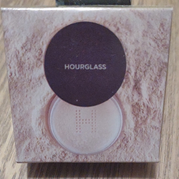 NIB Hourglass Veil Translucent Setting Powder - Picture 4 of 6